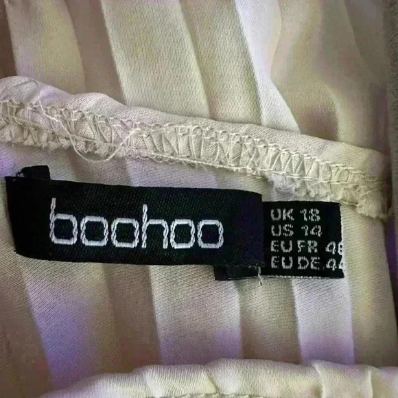 Boohoo Batwing Pleated Skater Dress (310) - Picture 9 of 10